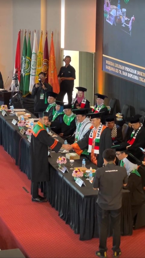 Aura bahagia begitu memancar di wajah Ryan ketika dirinya resmi mendapat gelar magister. Meski harus melalui wisuda sendiri, Ryan terlihat tak terbebani.