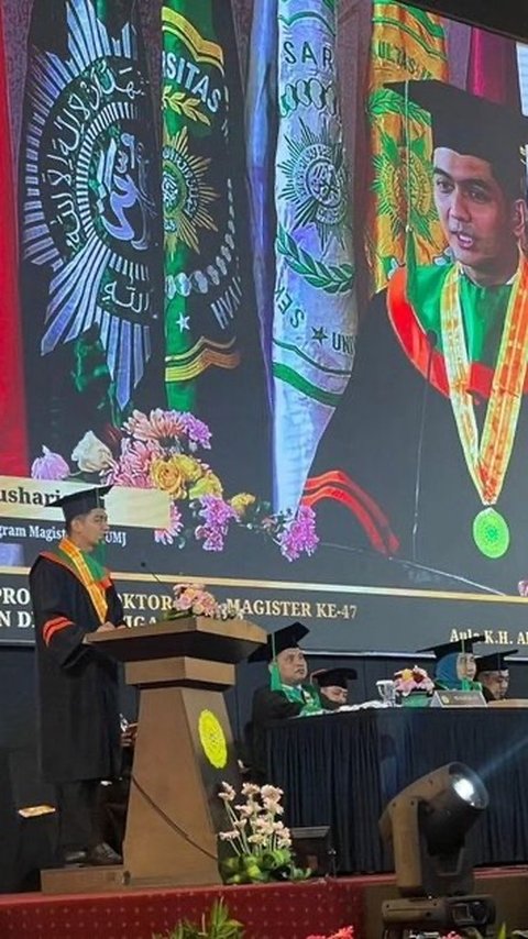 Tercatat sebagai wisudawan terbaik, Ryan mendapat kesempatan untuk menyampaikan pidato dii hadapan wisudawan lan. Ayah satu anak ini terlihat percaya diri dengan pencapaian yang berhasil diraihnya.