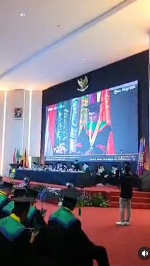 Ketika Ryan berada di atas podium, seluruh wisudawan hingga jajaran dekanat memberi perhatian penuh. Ia juga disambut tepuk tangan meriah setelah selesai membacakan pidatonya.