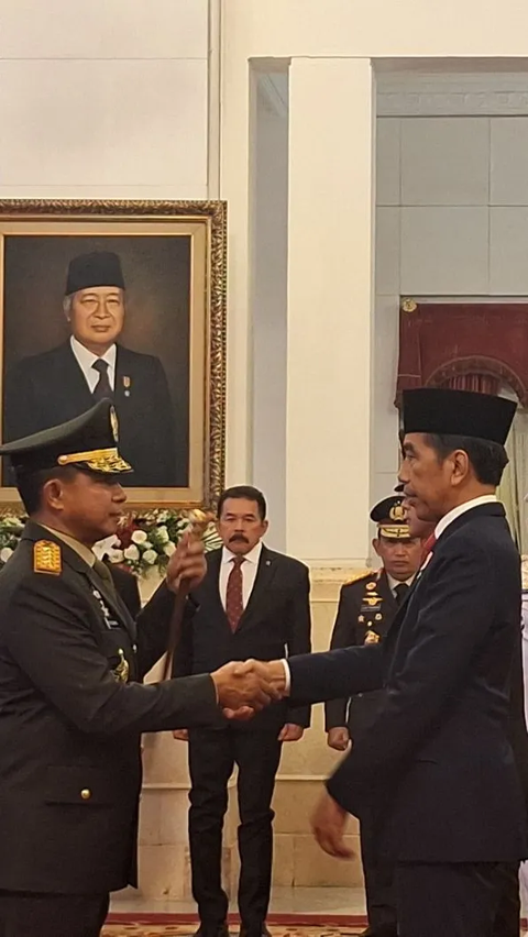 Hormat Jenderal TNI Agus ke Jokowi, Dipasangi Pangkat & Diberi Tongkat Komando