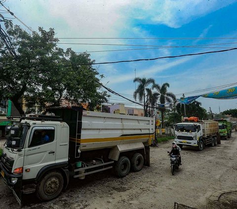 FOTO: Kondisi Terkini Jalan Rusak Parah di Parung Panjang Bogor yang Ancam Keselamatan Warga