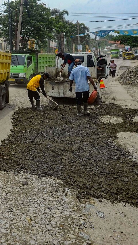 Menurut warga, tak ada perbaikan berarti yang dilakukan pemerintah atau pemangku kepentingan terkait meskipun jalanan mengalami kerusakan sangat parah.