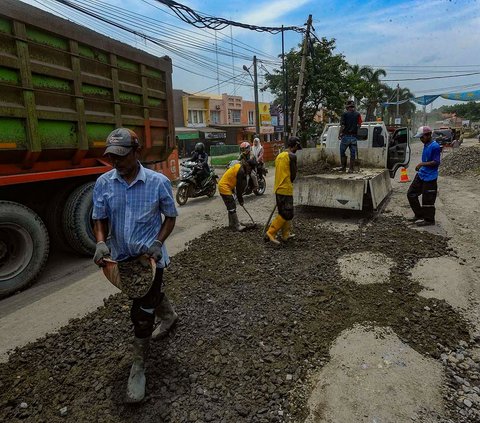 FOTO: Kondisi Terkini Jalan Rusak Parah di Parung Panjang Bogor yang Ancam Keselamatan Warga