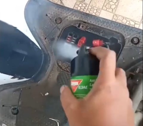 Niat Servis Motor, Pemuda Ini Terkejut Kendaraannya Jadi Sarang Kecoak dan Kelabang