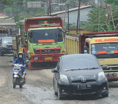 FOTO: Kondisi Terkini Jalan Rusak Parah di Parung Panjang Bogor yang Ancam Keselamatan Warga