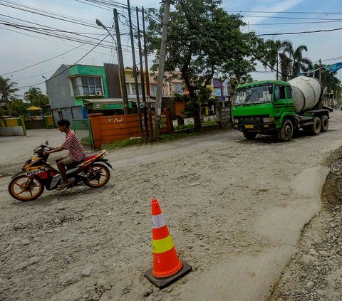 FOTO: Kondisi Terkini Jalan Rusak Parah di Parung Panjang Bogor yang Ancam Keselamatan Warga