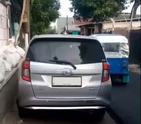 Viral Aksi Mobil Parkir Sembarangan, Bikin Setengah Jalan Tak Sempurna Diaspal