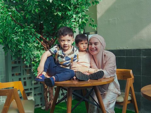 10 Potret Ketegaran Irish Bella Asuh 2 Anak Tanpa Ammar Zoni