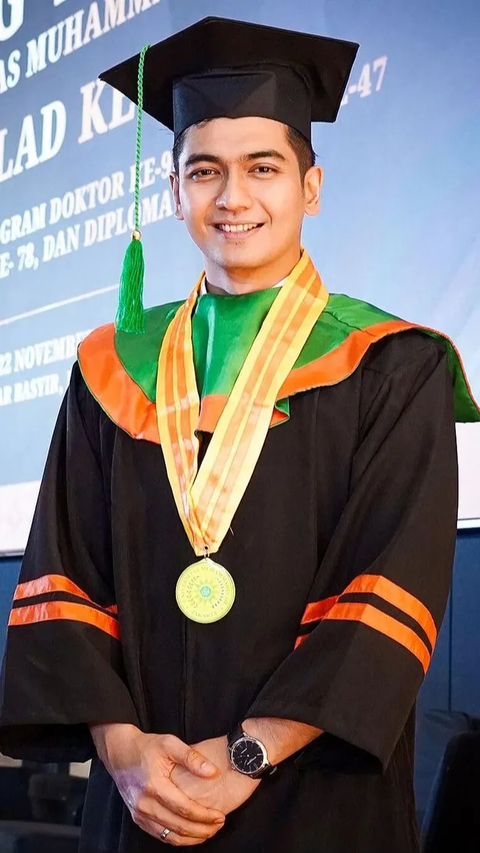 Potret Teuku Ryan Wisuda S2 Jadi Wisudawan Terbaik, Akui Sedih Ria Ricis Tak Hadir