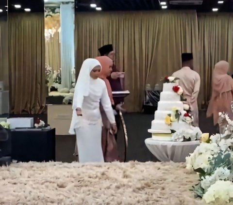 Already Used to Being an MC at Weddings, the Bride is Busy Managing Guests at Her Own Wedding
