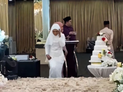 Already Used to Being an MC at Weddings, the Bride is Busy Managing Guests at Her Own Wedding