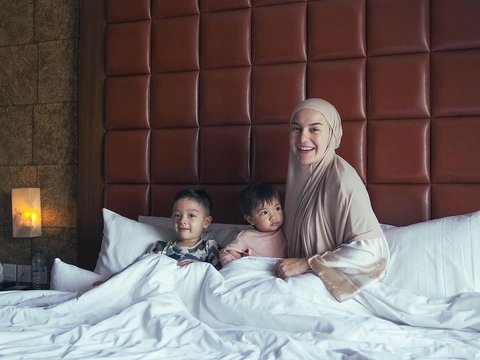 10 Potret Ketegaran Irish Bella Asuh 2 Anak Tanpa Ammar Zoni