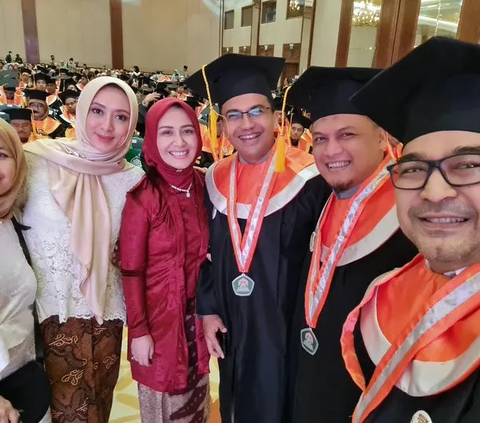 Dalami Ilmu Al Quran dan Tafsir, ini 10 Momen Bahagia Sahrul Gunawan saat Wisuda S2