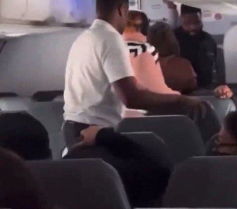 Viral Video of a Possessed Woman Inside a Flying Plane, Screaming and Crawling on Passenger Seat