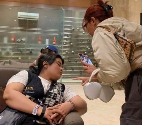 Tertidur di Lobi Hotel, Wanita Ini Tak Menyangka Dibangunkan Idolanya