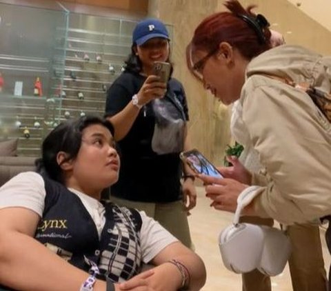 Tertidur di Lobi Hotel, Wanita Ini Tak Menyangka Dibangunkan Idolanya