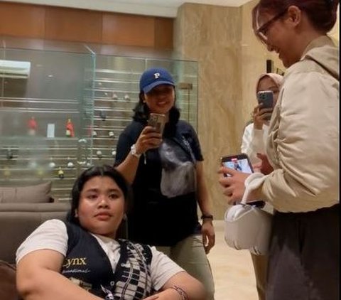 Tertidur di Lobi Hotel, Wanita Ini Tak Menyangka Dibangunkan Idolanya