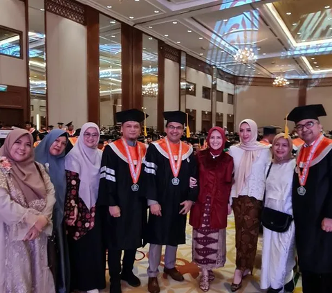 Dalami Ilmu Al Quran dan Tafsir, ini 10 Momen Bahagia Sahrul Gunawan saat Wisuda S2