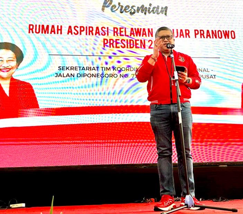 Hasto: Yang Lain Mobilisasi Kepala Desa, Maka Ganjar Tidur di Rumah Rakyat