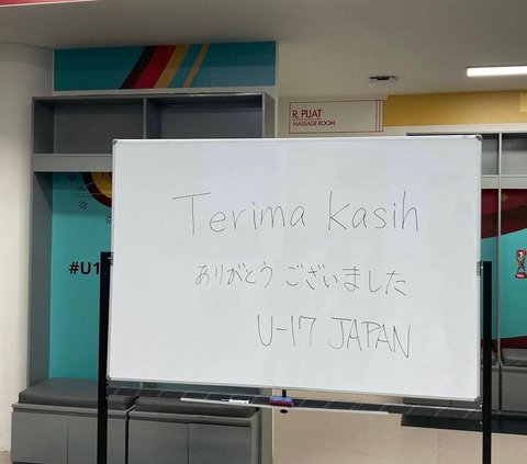 Dalam laman BBC, aksi bersih-bersih tersebut biasa dilakukan di tempat mereka. Warga Jepang sudah dilatih untuk memiliki kesadaran soal kebersihan sejak kecil.