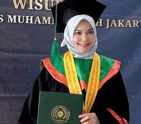 Momen Bahagia Eksanti Akhirnya Raih Gelar Sarjana di Usia 52 Tahun, Tak Gentar Selesaikan Kuliah Meski Usia Tak Muda Lagi