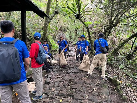 Cerita Perjalanan Pungut Sampah Plastik Sepanjang Jalur Trekking Gunung Gede Pangrango