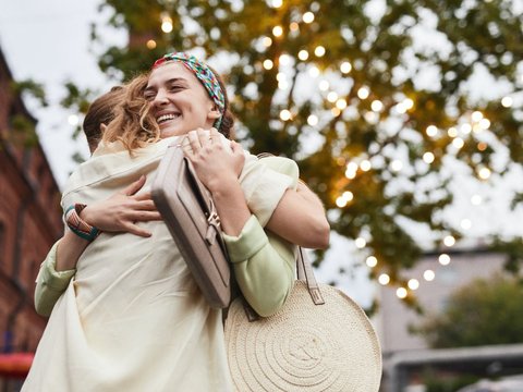 Touching Moment When a Woman Meets Her Former Daughter-in-Law, Immediately Embraces Her Like Her Own Child