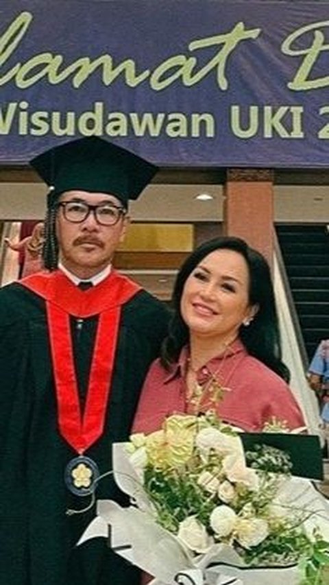 Ferry Salim meraih gelar Sarjana Hukum di Universitas Kristen Indonesia