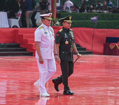 Laksamana Yudo Margono resmi melepas jabatan Panglima TNI dan menyerahkannya kepada Jenderal Agus Subiyanto. Hal itu dilakukan dalam upacara serah terima jabatan Panglima TNI yang diadakan di Mabes TNI, Cilangkap, Jakarta, Rabu (22/11/2023). 