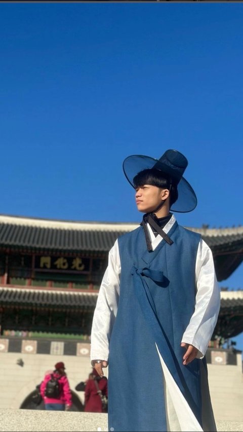 Afan juga membaikan momen saat mengunjungi tempat terkenal di Korea Selatan. Ia juga berpotret memakai Hanbok.