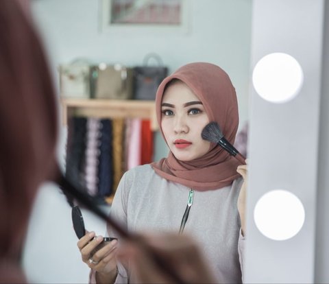 Coba Tren '242 Makeup Rules', Hasilnya Riasan Flawless Sepanjang Hari