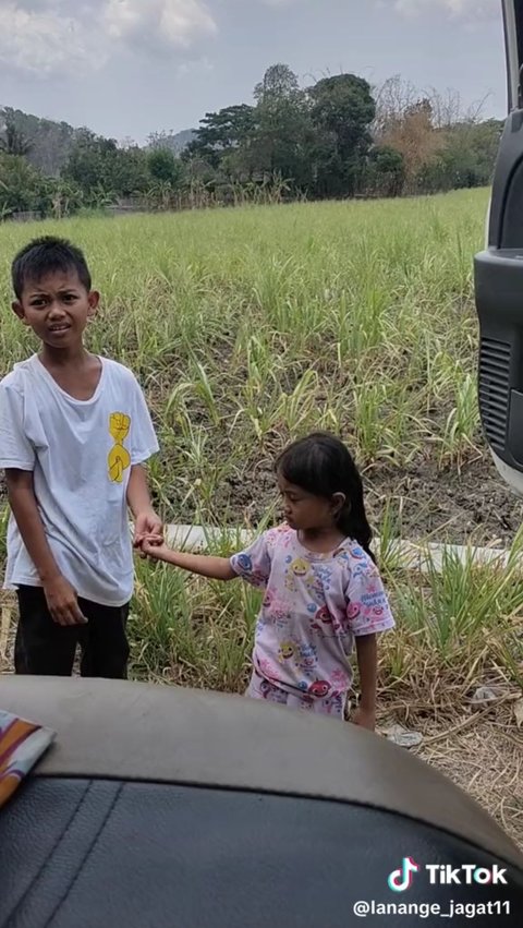 Aksi Sopir Truk Kasih Tumpangan ke Bocah Jalan Kaki Sambil Menggendong Adiknya, Banjir Pujian!