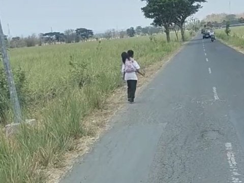 Truck Driver Gives a Ride to a Child Walking While Carrying His Sibling, Flooded with Praises!