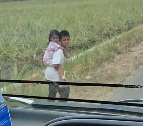 Truck Driver Gives a Ride to a Child Walking While Carrying His Sibling, Flooded with Praises!