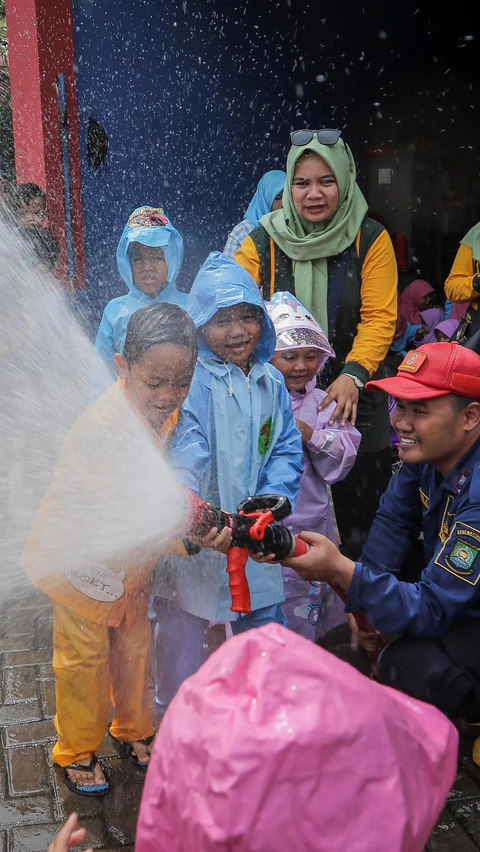 FOTO: Tingkah Anak-Anak TK Ini Gemesin saat Mengikuti Edukasi Profesi Pemadam Kebakaran