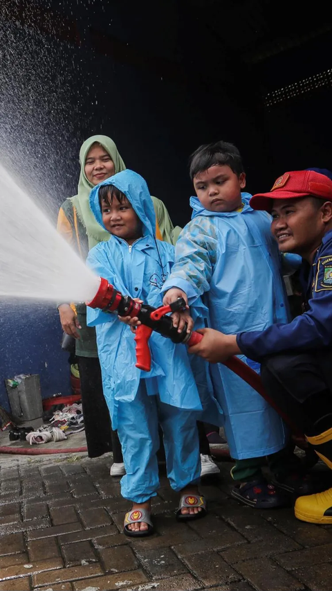 Saat ikut edukasi perkenalan profesi petugas pemadam kebakaran di Kota Tangerang ini, antusiasme mereka begitu besar.