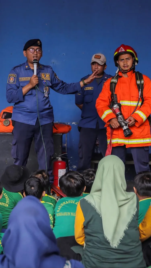 Anak-anak TK itu terlihat memperhatikan dengan cermat saat anggota pemadam memberikan edukasi perkenalan profesi petugas pemadam kebakaran di Kota Tangerang, Banten (22/11/2023).