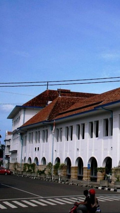 Berfoto Asyik di Kota Tua Cirebon, Ada Gedung Pabrik Rokok Peninggalan 1924
