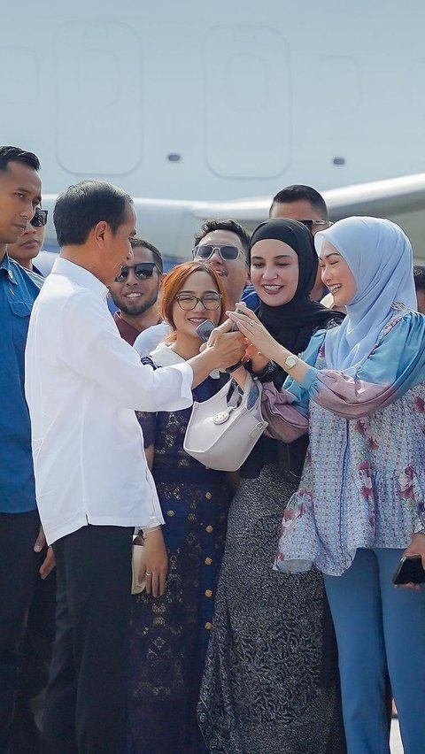 Beautiful Style of Nada Puspita When Taking a Photo with the President, Simple yet Captivating