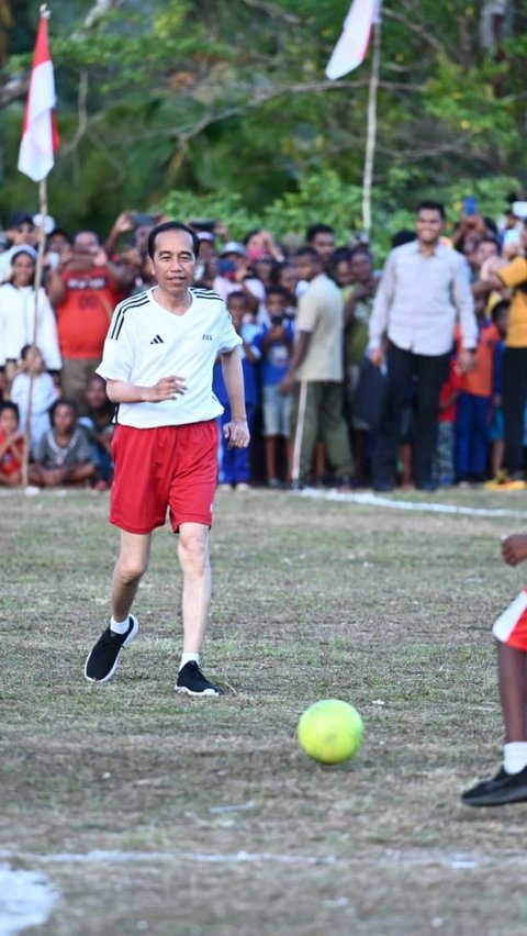 Momen Seru Jokowi Main Bola Bareng Anak-Anak Papua di Lapangan Sorido, Cetak Satu Gol Lalu Kebobolan<br>