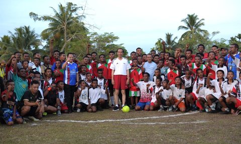 Momen Seru Jokowi Main Bola Bareng Anak-Anak Papua di Lapangan Sorido, Cetak Satu Gol Lalu Kebobolan