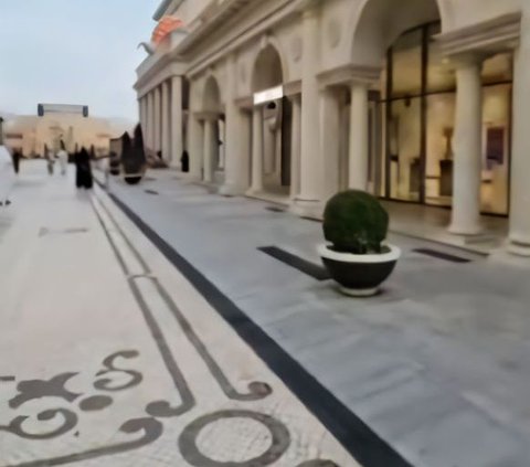 Viral! Thought to be a Sewer Cover, This Black Iron Plate on the Streets and Sidewalks of Doha City Turns Out to be an Outdoor AC
