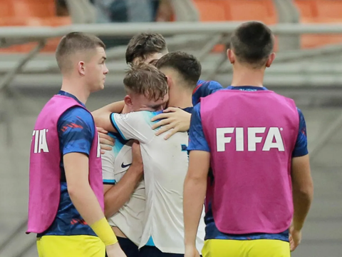 FOTO: Wajah-Wajah Sedih hingga Tangis Pemain Timnas Inggris Usai Tersingkir dari Piala Dunia U-17