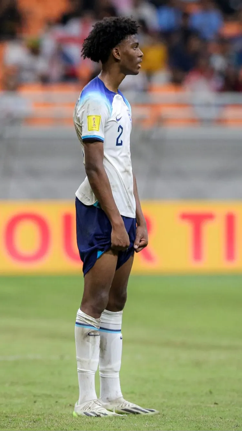 Pemain Timnas Inggris U-17, Josh Acheampong, tampak termenung setelah ditaklukkan Uzbekistan U-17 pada babak 16 besar Piala Dunia U-17 2023.