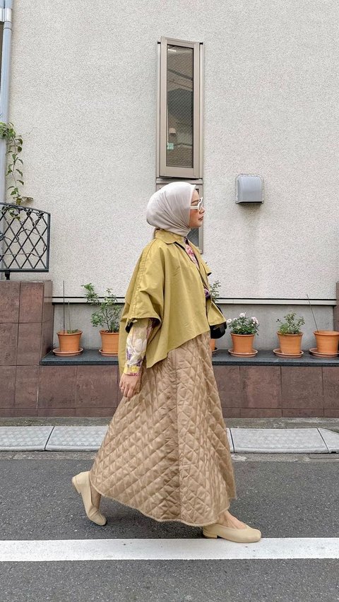 Outfit Playful Hijab Traveler dengan Quilt Skirt, Lihat Potretnya