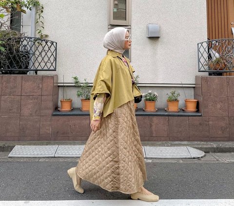 Playful Hijab Traveler Outfit with Quilt Skirt, See the Portrait