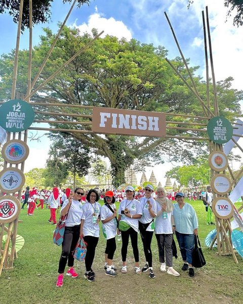 Tetap Bugar & Cantik Menawan di Usia 55 Tahun, Potret Ira Wibowo Jalan Kaki 5 Km di Yogyakarta