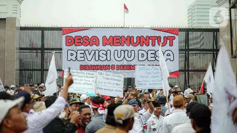 Sejumlah kepala desa yang tergabung dalam Persatuan Perangkat Desa Indonesia (PPDI) berunjuk rasa di depan Gedung DPR, Jakarta, Kamis (23/7/2023). Rencananya, akan ada ribuan massa aksi yang ikut serta dalam demo tersebut.