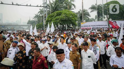 FOTO: Massa Geruduk DPR Tuntut RUU Desa Disahkan Demi Perpanjang Jabatan Kades 9 Tahun