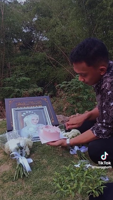 <b>Rayakan Hari Lahir Mendiang Sang Istri, Pria Ini Bawa Kue Ulang Tahun ke Makam</b>